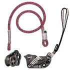 Freexion System Hitch Climber Klettergerät mit schwarzem Metallblock, schwarzer Umlenkrolle und zwei Seilen, eines rot-schwarz und eines schwarz-weiß