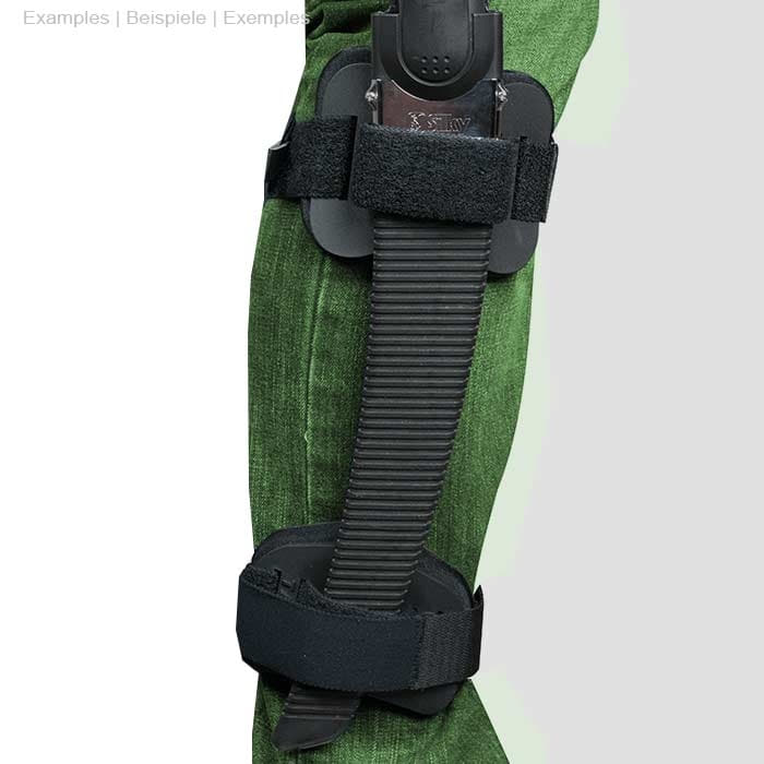 Person trägt grüne Hose, am Bein ist der Talon Mount mit schwarzer Handsäge befestigt
