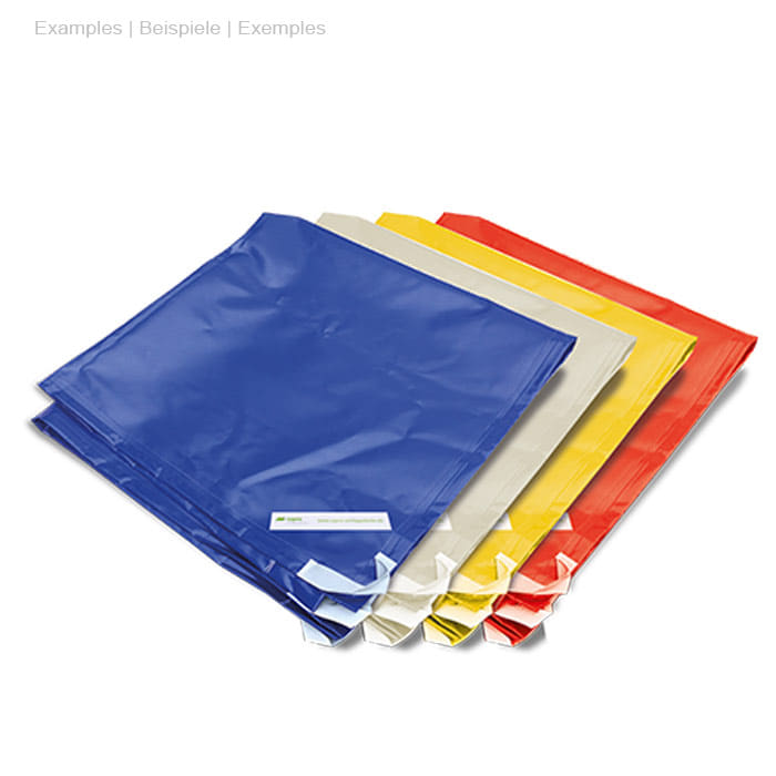 Schleppdecke in vier Farben (blau, beige, gelb, rot), jeweils zusammengefaltet, rechteckig, mit weißem Etikett an der Ecke