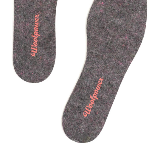 Felt Insoles von Woolpower, graue Filzeinlagen mit pinkem Woolpower-Schriftzug auf weißem Hintergrund