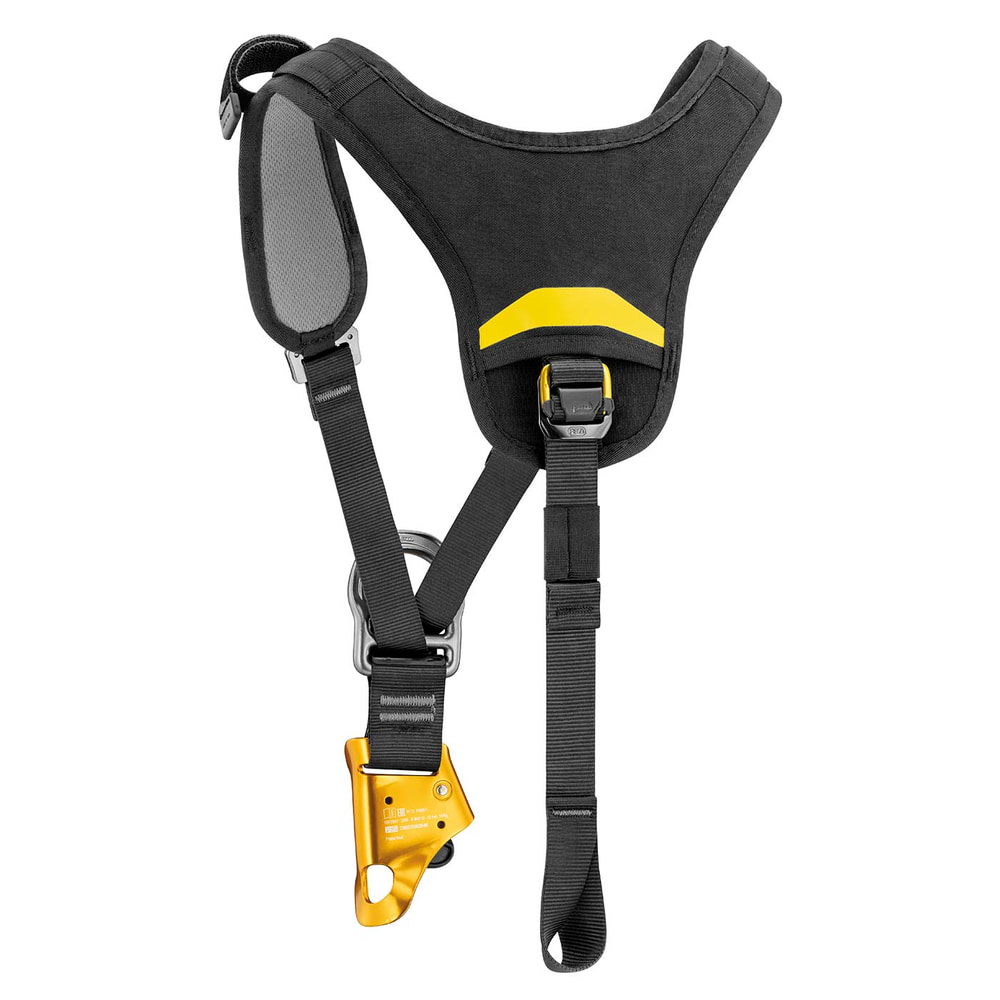 Top Croll von Petzl, Rückansicht des schwarzen Bruststeigklemme-Gurtzeugs mit grauem Netzgewebe und gelber Steigklemme