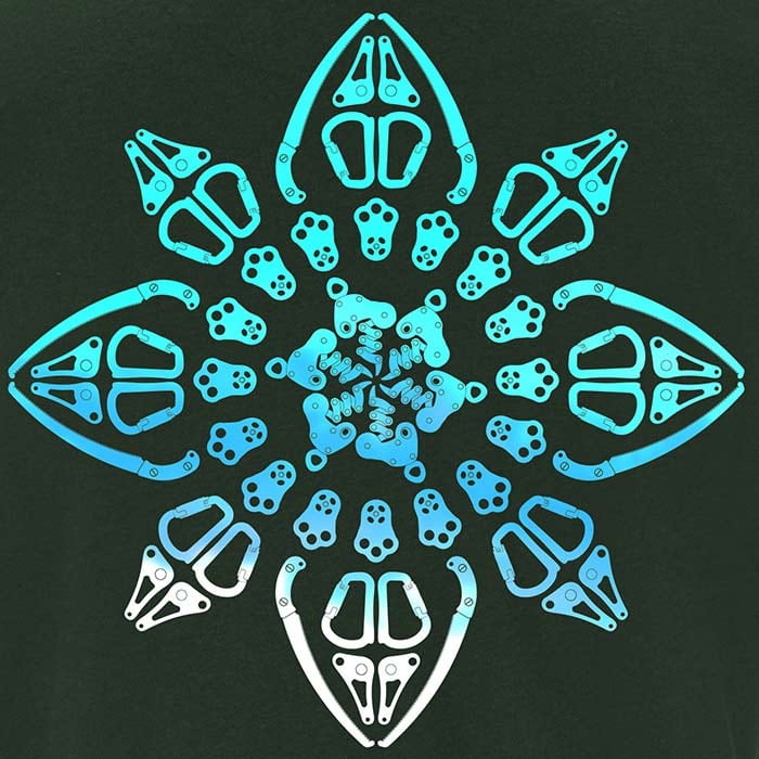 Nahaufnahme des blauen symmetrischen Musters auf dunkelgrünem Stoff des Symmetree T-Shirts