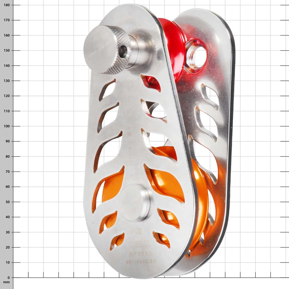 Fire-Block Seilrolle mit silbernem Metallgehäuse und orangefarbener Umlenkrolle, Hersteller ISC, Typ RP056A