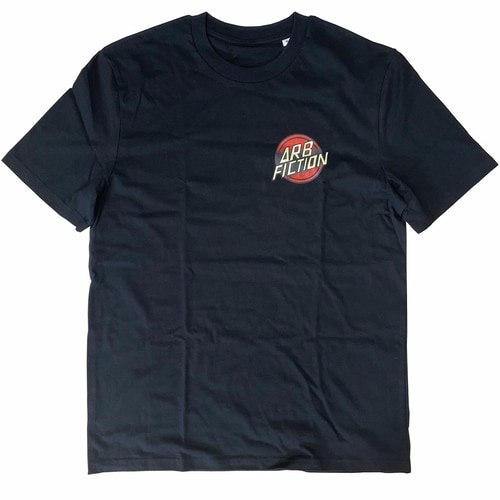 Schwarzes T-Shirt mit kleinem roten und gelben Logo "ARB FICTION" auf der linken Brust, Produktname Screaming Hand