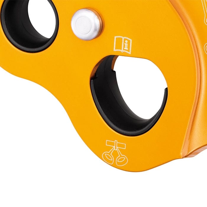Nahaufnahme des gelben Petzl ZigZag Seilzugsystems mit schwarzen Kunststoffeinlagen und weißen Symbolen