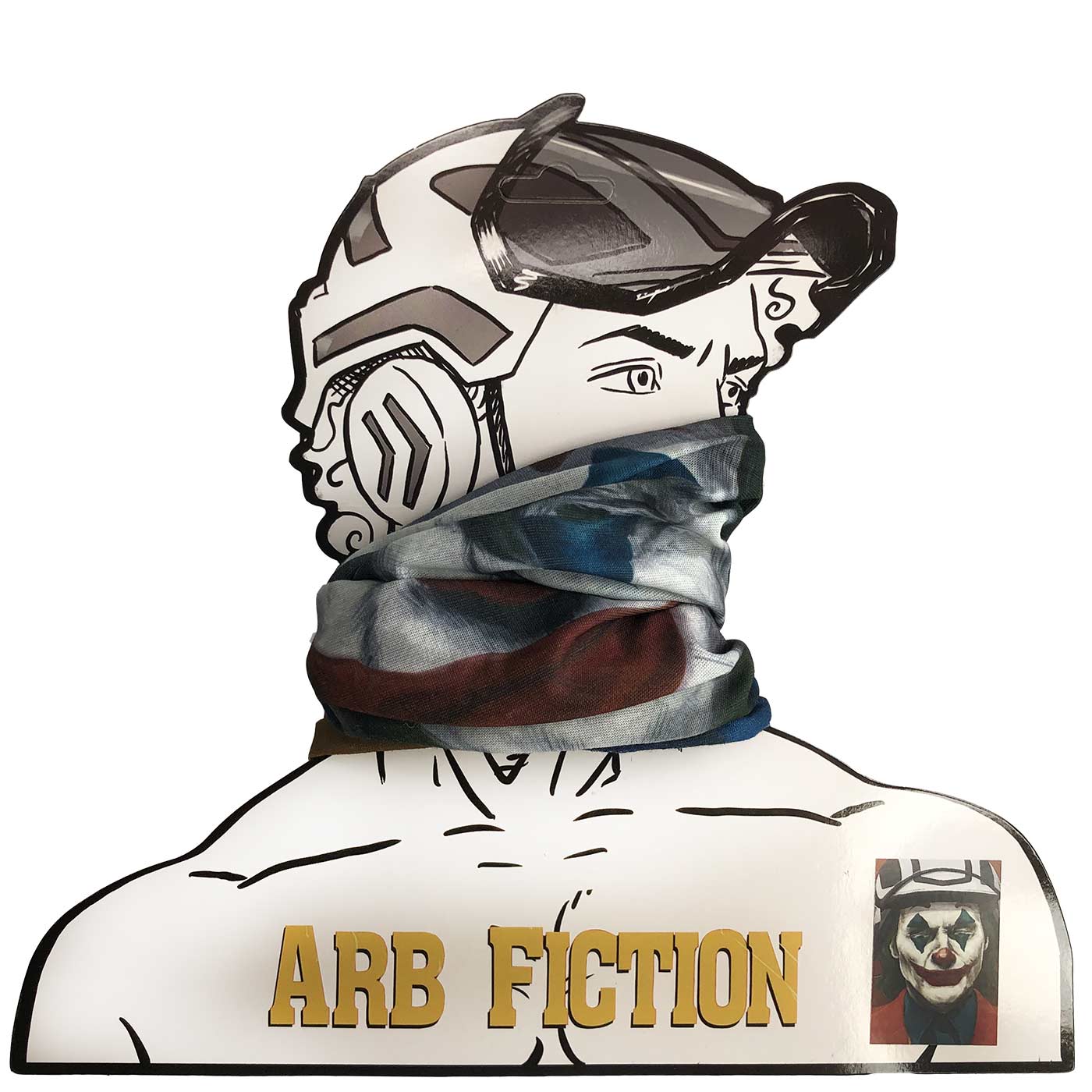Joker Schlauchtuch mit abstraktem Muster in Weiß, Blau und Rot auf einer Pappfigur mit Helm und der Aufschrift "ARB FICTION"