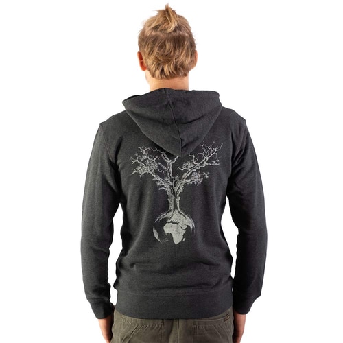 Weltenbaum Hoodie, Rückansicht eines Mannes, dunkelgrauer Kapuzenpullover mit großem weißen Baum- und Erddruck auf dem Rücken