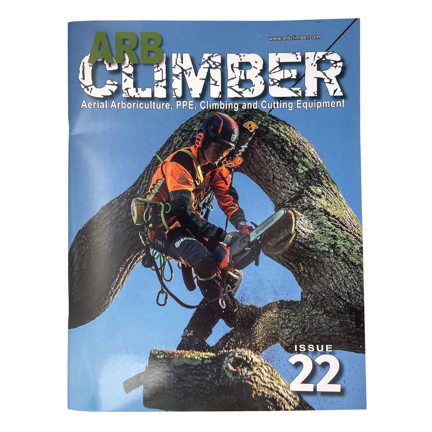 Arb Climber No. 22 Magazin mit Titel und Bild eines Baumpflegers, der eine Kettensäge an einem Baum benutzt, blauer Hintergrund