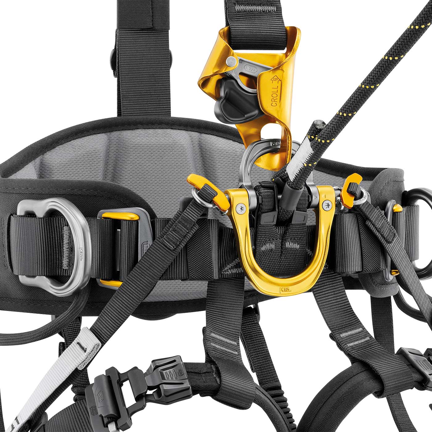Astro Bod Fast Klettergurt von Petzl in Nahaufnahme mit einem gelben Sicherungsgerät und einem Seil, das durch den Gurt geführt ist