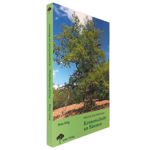 Buch "Kronenschnitt an Bäumen" von Peter Klug, Verlag Arbus, seitliche Ansicht mit grünem Buchrücken und gleichem Covermotiv eines Baums vor blauem Himmel