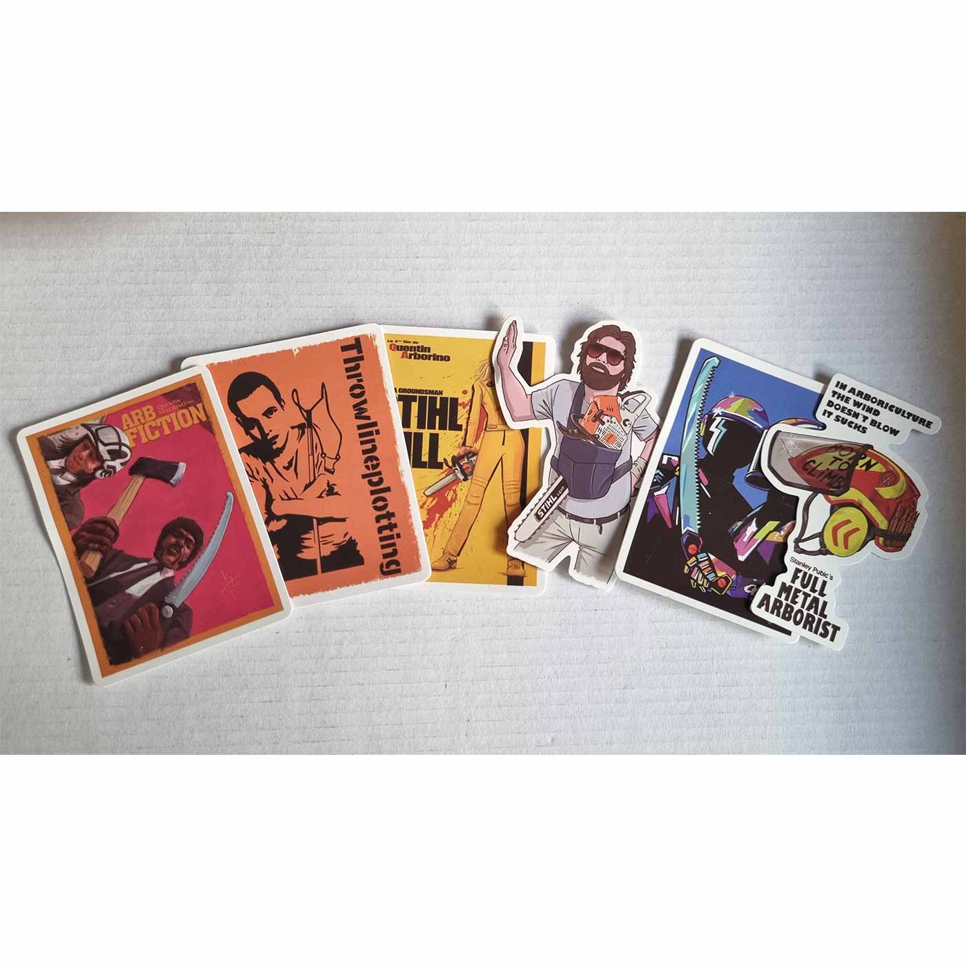 ARB Fiction Pack Vol. 1 Sticker mit sechs einzelnen Motiven, darunter ein Mann mit Axt und Säge, ein Porträt mit Text "Throwlineplotting", eine Figur in gelbem Anzug mit Kettensäge, ein Mann mit Kettensäge in einer Trage, ein Helm mit Aufschrift "FULL MET