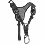 Top von Petzl, schwarzes Schultergurt mit grauem gepolstertem Rückenteil und Metallösen vorne, Karabinerhaken befestigt