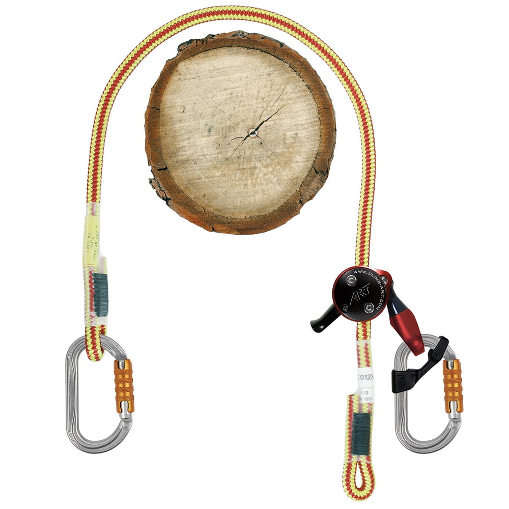 XP-e First Class Swivel Set mit gelb-rotem Seil, zwei silbernen Karabinern mit orangen Verschlüssen und schwarzem Gerät am Seilende, auf Holzscheibe drapiert