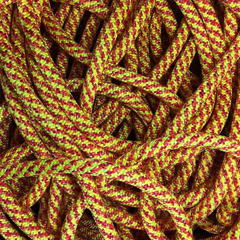 Squir V2 Yellow Seil in Gelb und Rot, viele Schlaufen des Seils übereinander liegend und gewunden