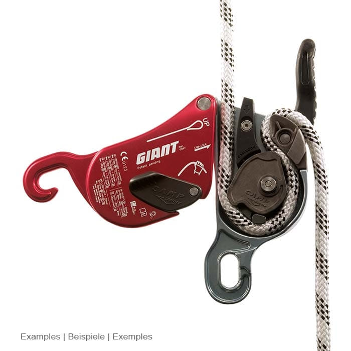 Zwei Klettergeräte Giant von CAMP, eines in Rot und eines in Grau mit schwarzem Hebel, das graue Gerät hat ein weiß-schwarzes Seil eingefädelt, unterschiedliche Positionen der Hebel