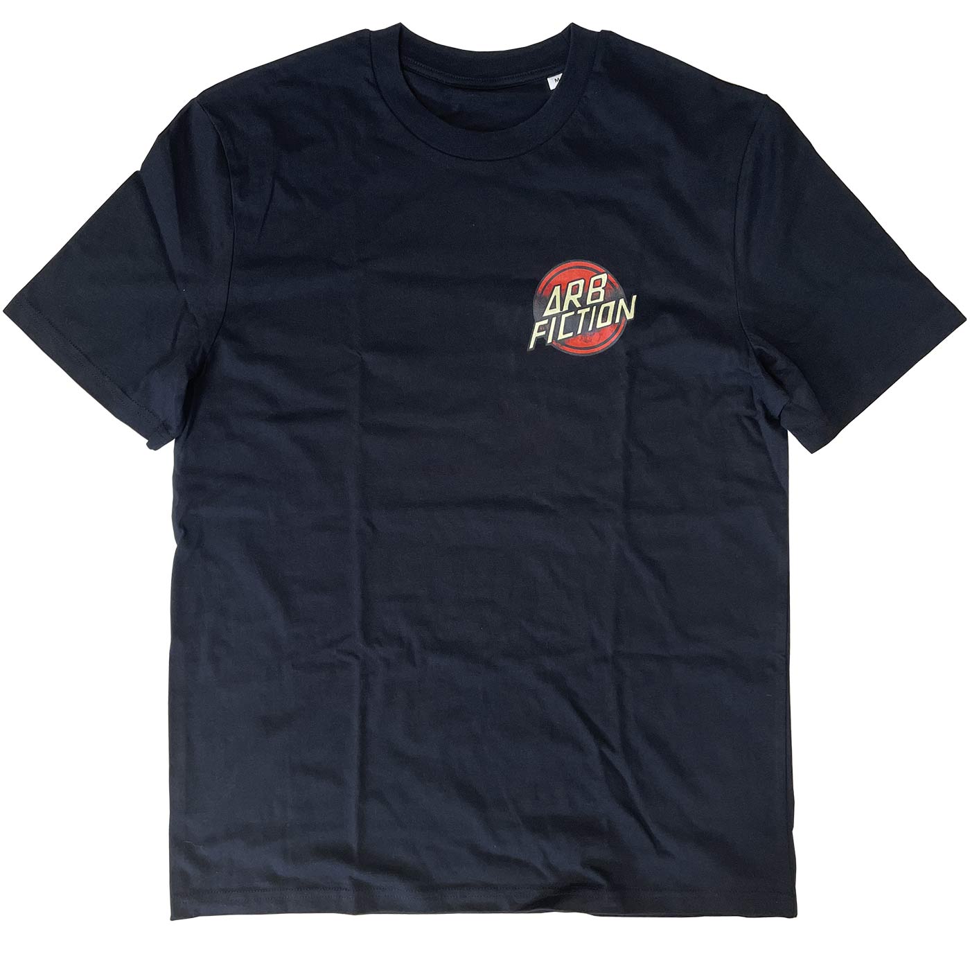 Schwarzes T-Shirt mit kleinem roten und gelben Logo "ARB FICTION" auf der linken Brust, Produktname Screaming Hand