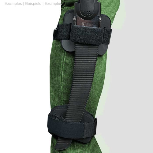 Person trägt grüne Hose, am Bein ist der Talon Mount mit schwarzer Handsäge befestigt