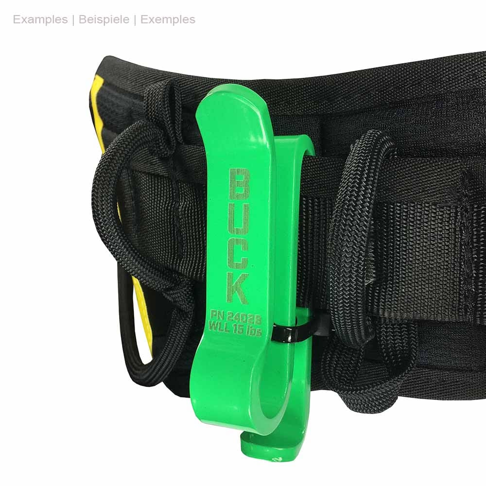 Grüner BuckCarrier aus Kunststoff, befestigt an schwarzem Gürtel mit Schlaufen und schwarzem Kabelbinder, Schriftzug "BUCK" sichtbar