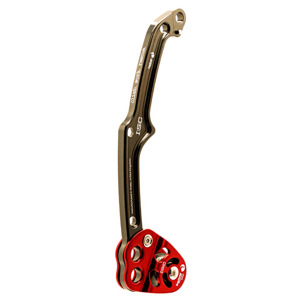 Squirrel Tether, Klettergerät mit schwarzem, gebogenem Metallarm und rotem Aluminiumblock mit mehreren Löchern und Schrauben