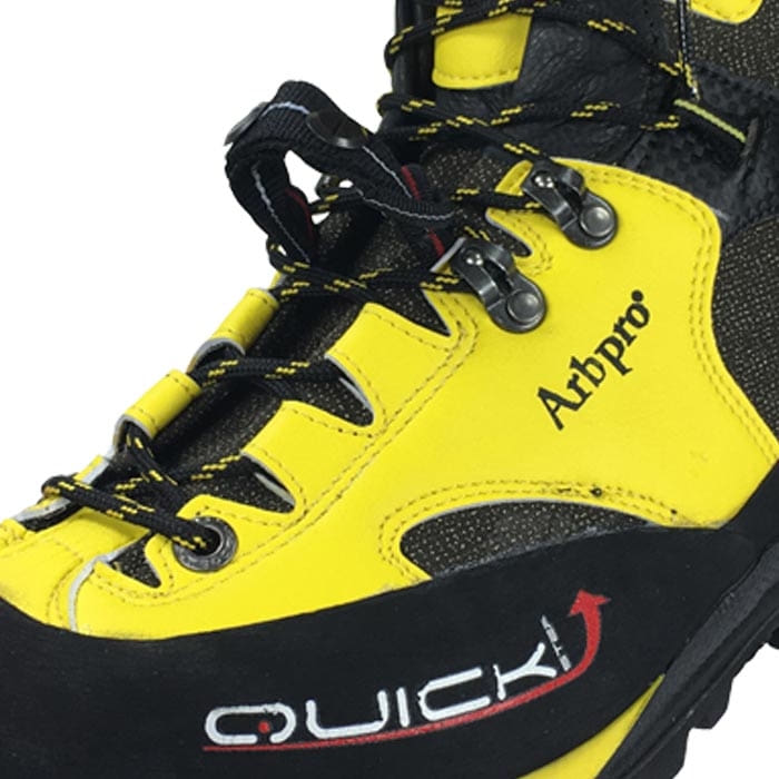 Quickstep Boot EZloop von Arbpro, Nahaufnahme des gelb-schwarzen Bergstiefels mit Schnürsenkeln und Logos Quick und Arbpro