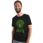 Mann mit Bart trägt schwarzes T-Shirt mit grünem Baum- und Wurzeldesign und Schriftzug "freeworker ROOTS" auf der Vorderseite, Produktname Roots Pure Men