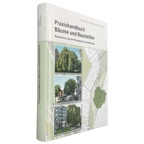 Praxishandbuch Bäume und Baustellen, Buchrücken und Buchcover mit drei Fotos von großen Bäumen und einem Bauplan im Hintergrund, seitliche Ansicht