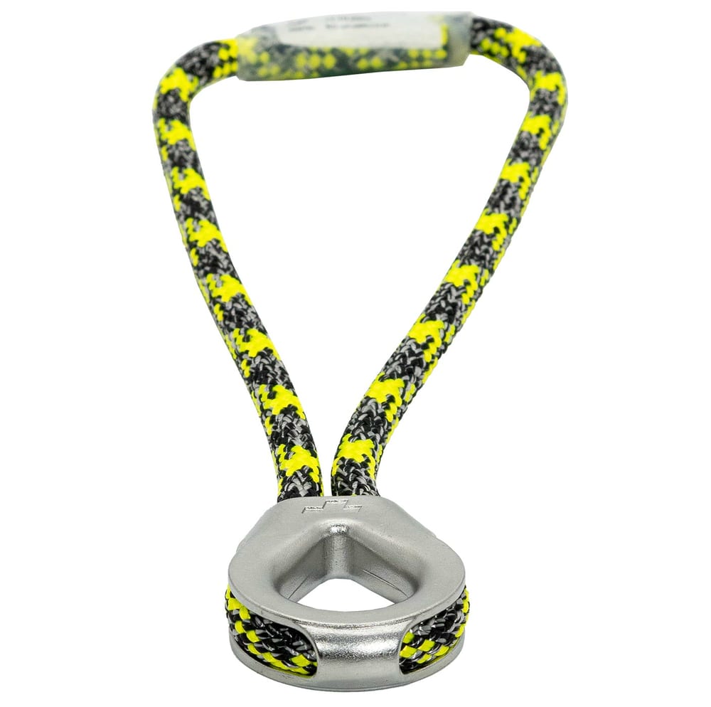 prusikLOOP fimble, ein gelb-schwarz-grau gemustertes Seil mit silbernem Metallteil in Tropfenform