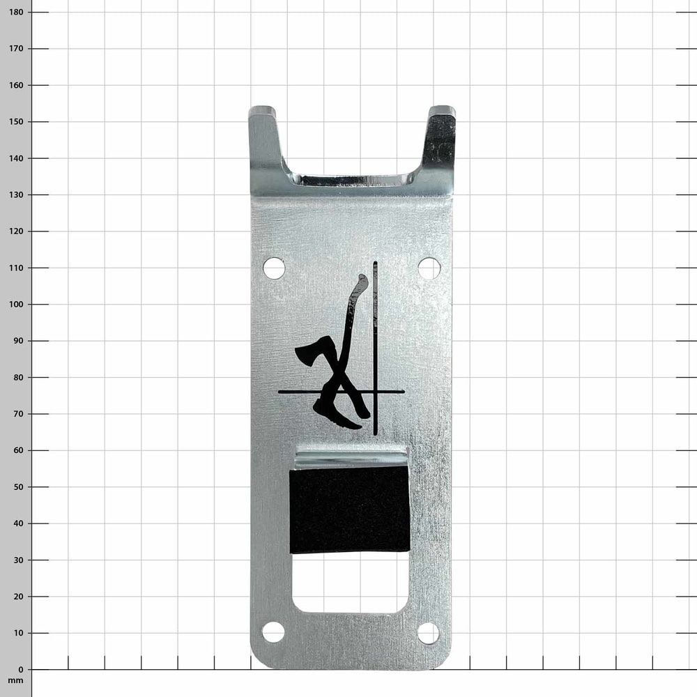 PROTOS® Wandhalterung aus Metall mit schwarzem Polster und schwarzem Symbol auf silberner Fläche vor kariertem Hintergrund
