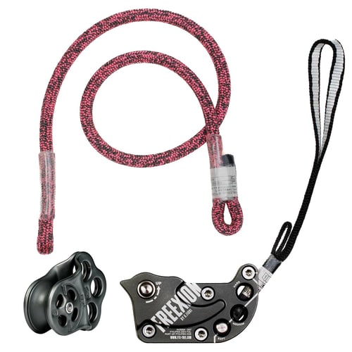 Freexion System Hitch Climber Klettergerät mit schwarzem Metallblock, schwarzer Umlenkrolle und zwei Seilen, eines rot-schwarz und eines schwarz-weiß