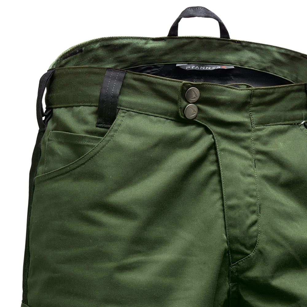 StretchFlex® Cancool Shorts grün, Nahaufnahme der oberen Vorderseite mit zwei Metallknöpfen und Gürtelschlaufen