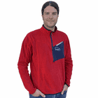 Micro Fleece rotes Microfleece-Oberteil mit halblangem Reißverschluss und schwarzer Brusttasche mit weißem Reißverschluss und Arbpro-Logo, getragen von einem Mann