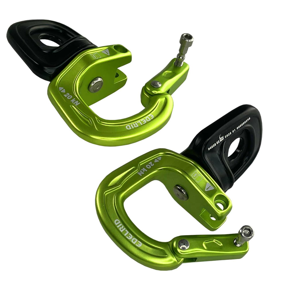 Cupid Swivel Mix von Edelrid, zwei grün-schwarze Karabiner mit geöffnetem Verschluss, liegend auf weißem Hintergrund