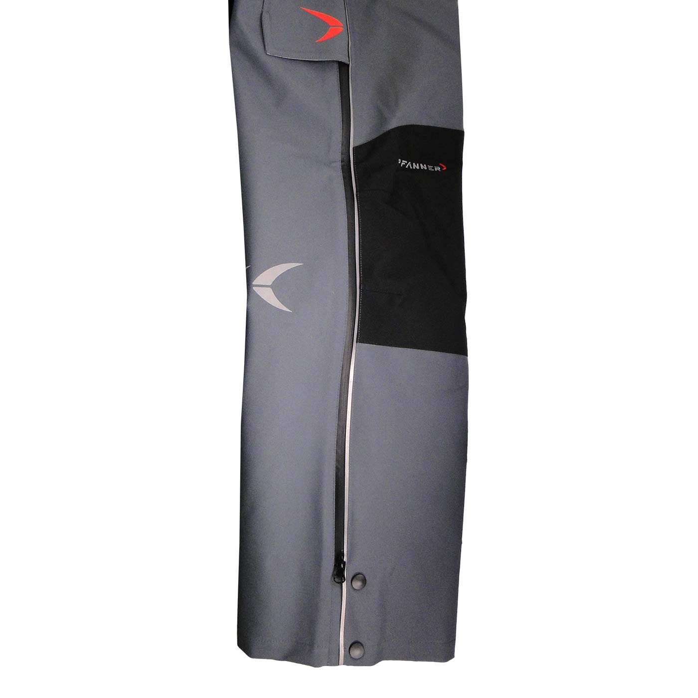 Nanoshield® Regenhose EVO in Grau mit seitlichem Reißverschluss und Knöpfen am unteren Hosenbein, schwarze Knieverstärkung und rotem Logo oberhalb der Tasche