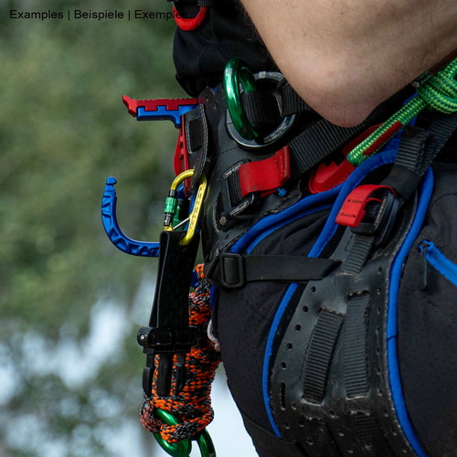 skyHOOK Open Gate in Blau und Rot an einem Klettergurt befestigt, im Einsatz bei einer Person mit Kletterausrüstung