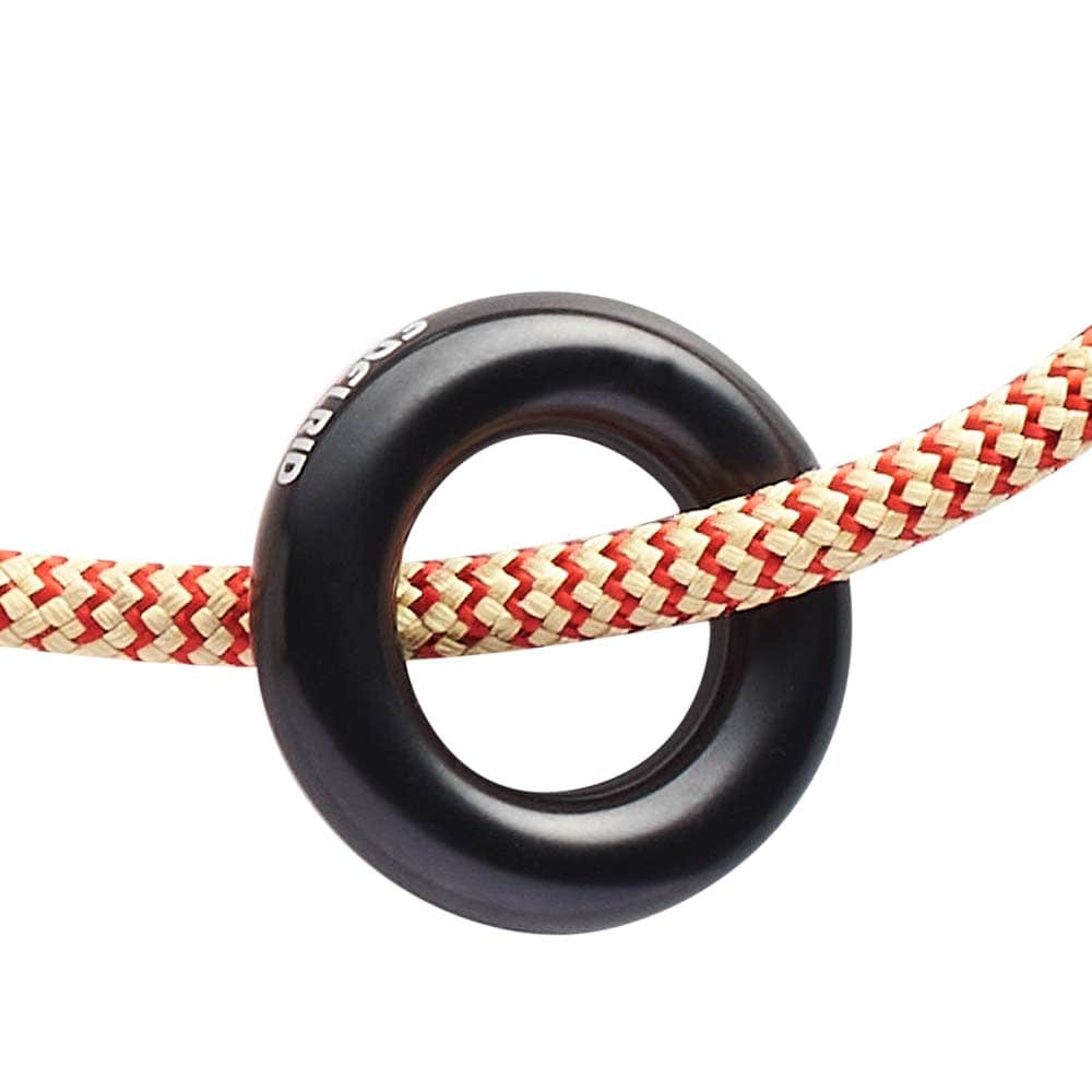 Nahaufnahme des schwarzen Rings mit weißer Aufschrift "EDELRID" am Tibor Loop Ring