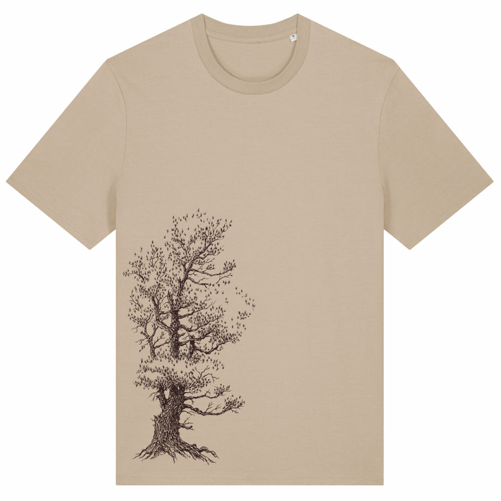 Stone Pine Tree T-Shirt in beige mit schwarzem Baum-Design auf der Vorderseite