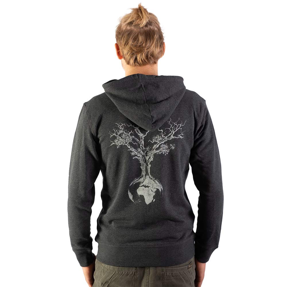 Weltenbaum Hoodie, Rückansicht eines Mannes, dunkelgrauer Kapuzenpullover mit großem weißen Baum- und Erddruck auf dem Rücken