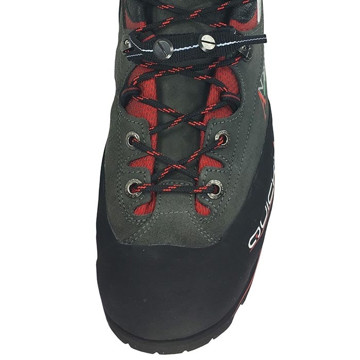 Draufsicht auf den Wanderstiefel Andrew Quickstep mit grauem Obermaterial, roten und schwarzen Schnürsenkeln und Schriftzug "Quick"