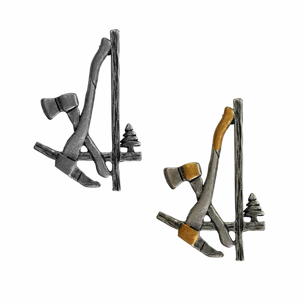 Holzer Pin mit zwei Äxten und einem Baum, silberfarben mit schwarzer Patina und goldfarbenen Details