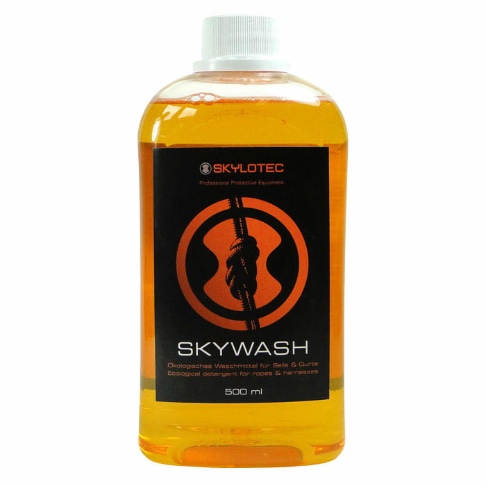 Flasche mit orangefarbener Flüssigkeit, schwarzes Etikett mit oranger Schrift und Logo, Produktname Skywash von Skylotec, 500 ml