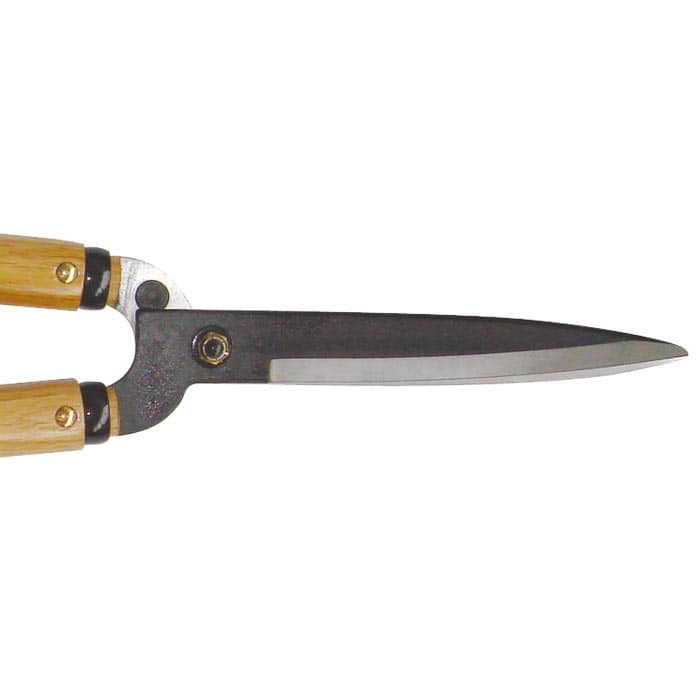 Nahaufnahme der scharfen Klingen und des Gelenks der Okatsune Heckenschere 54 mit Holzgriffen