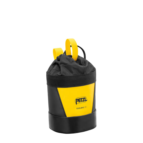 Toolbag 1.5 von Petzl, gelb-schwarze Tasche mit Kordelzug auf weißem Hintergrund isoliert