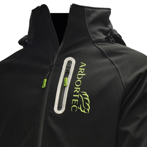 Nahaufnahme der schwarzen Jacke Caiman von Arbortec mit grünem Logo und Reißverschlüssen auf der Brust und an den Seiten
