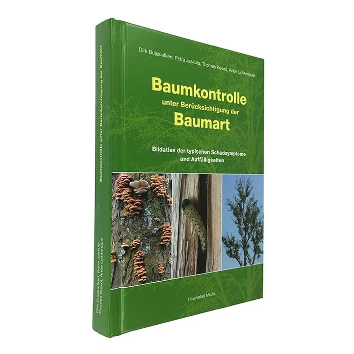 Schrägansicht des Buchs "Baumkontrolle unter Berücksichtigung der Baumart" mit grünem Cover, Autoren Dirk Dujesiefken, Petra Jaskula, Thomas Kowol, Antje Lichtenauer, und drei Bildern von Baumrinde mit Pilzen, einem Insekt auf Holz und einem Baum vor blau