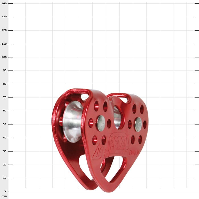 Rote Umlenkrolle vom Hersteller Petzl mit der Bezeichnung Tandem, aus Metall mit mehreren Löchern und zwei nebeneinander angeordneten Rollen