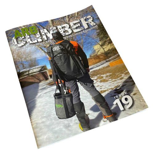 Arb Climber No. 19 Magazin liegt leicht geneigt, zeigt dieselbe Person mit schwarzem Rucksack und Werkzeugtasche im Schnee, Titel "ARB CLIMBER" und Ausgabe 19 sichtbar