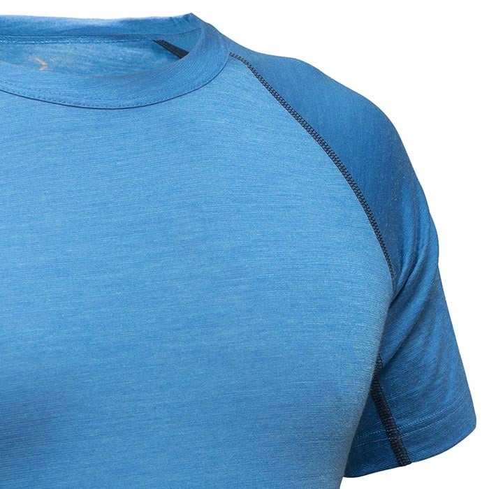 Nahaufnahme des blauen Merino-Tencel Shirts mit sichtbaren Nähten am Ärmel und Rundhalsausschnitt