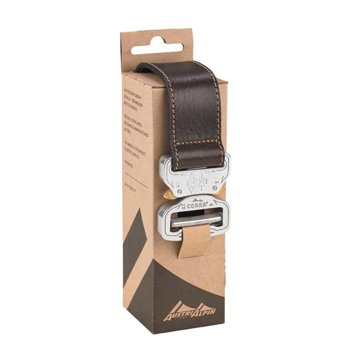 Cobra 38 Ledergürtel von AustriAlpin in brauner Verpackung mit Metallverschluss