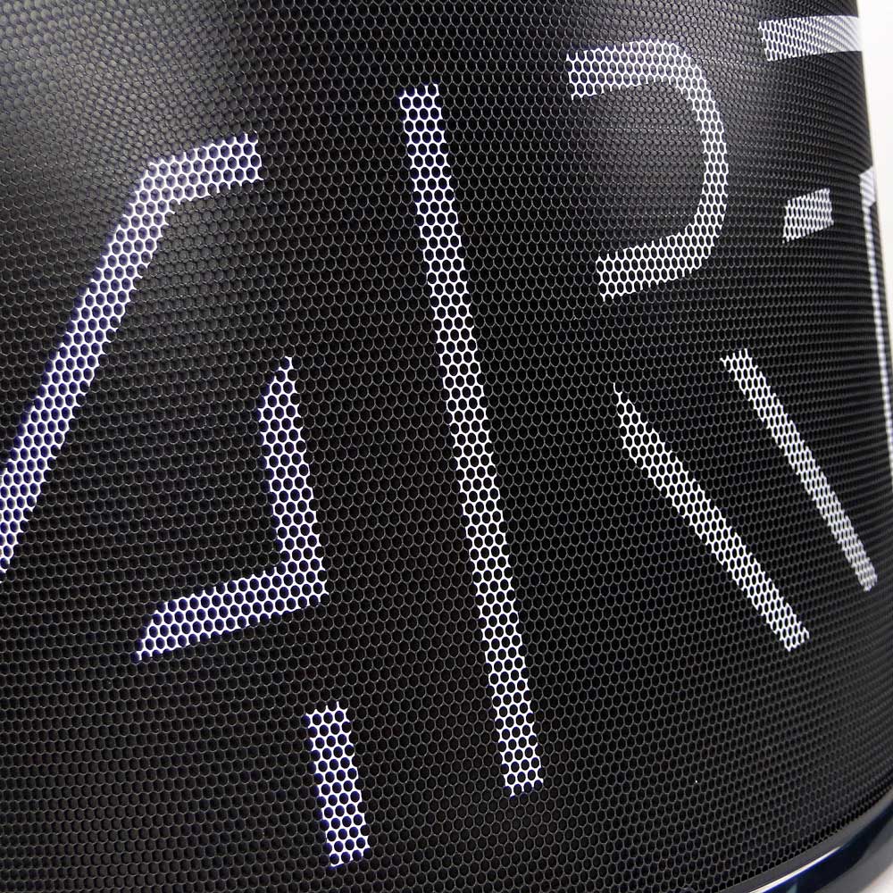 PROTOS® Visier Special Edition Nahaufnahme des schwarzen Visiers mit weißem Schriftzug ART, Hersteller PROTOS®