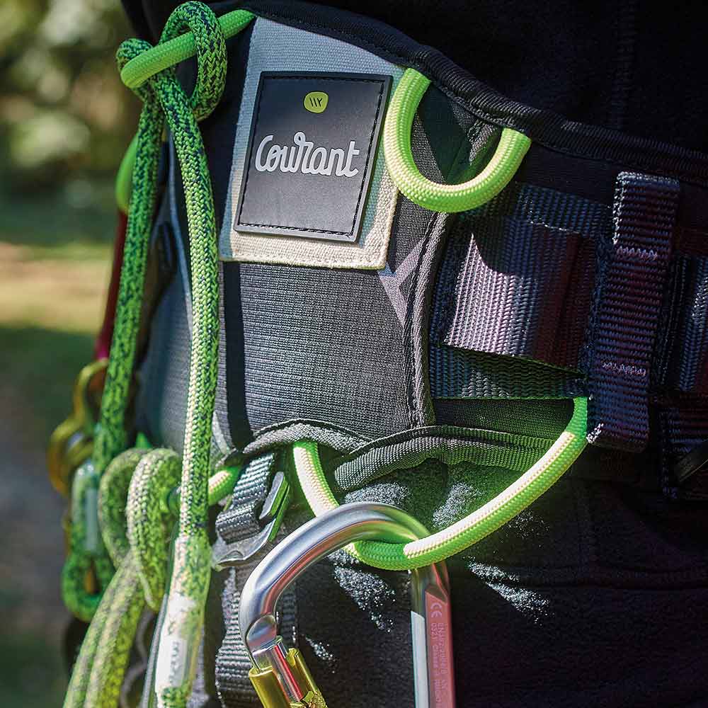 Nahaufnahme des Klettergurts Koala V1.2 von Courant in schwarz und grün mit Karabinerhaken und Seilenden